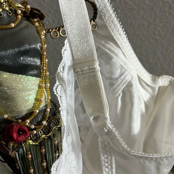 Vassarette bra white lace sheer 42D underwire floral EUC - Picture 7 of 7